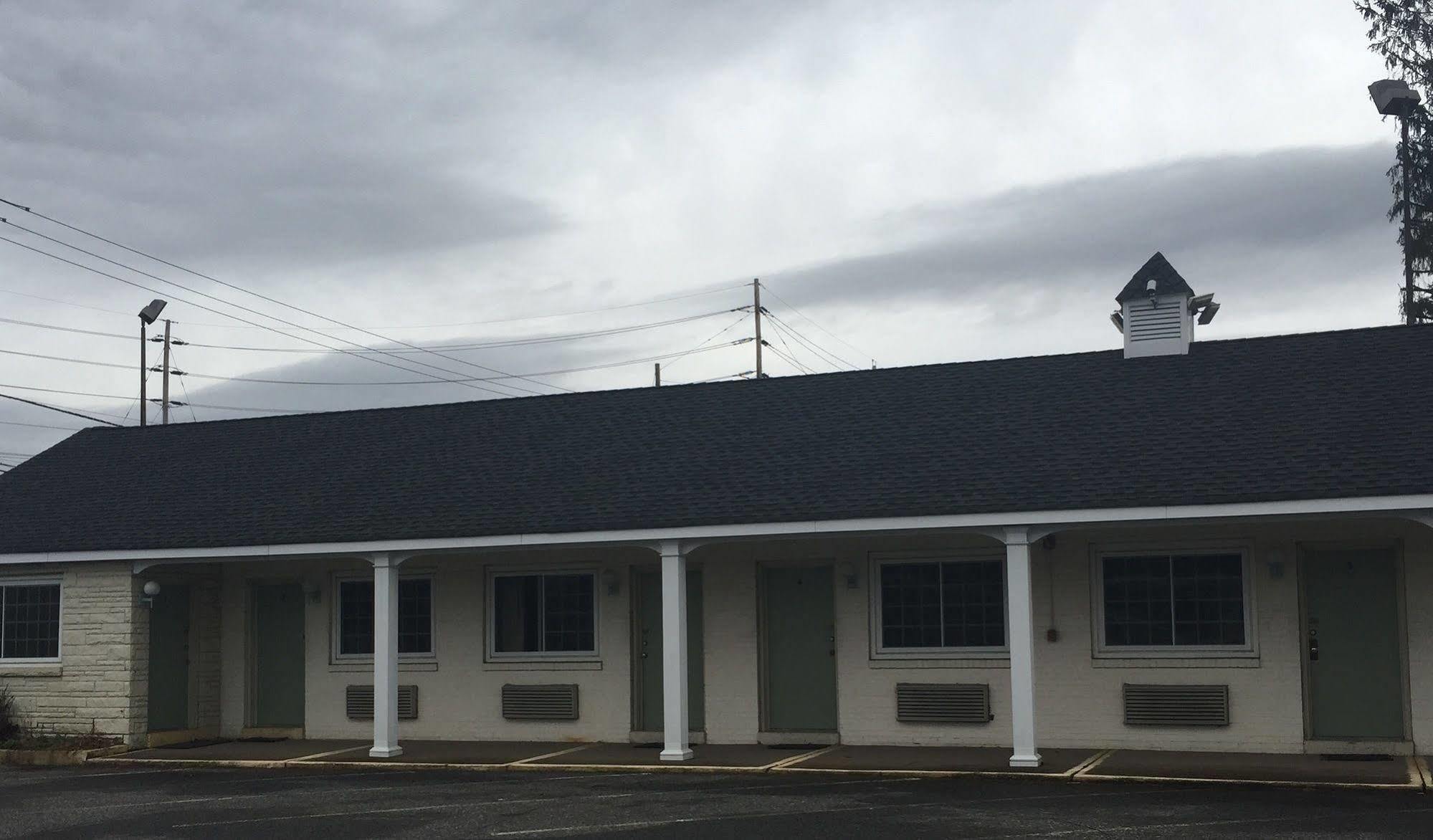 Track & Turf Motel マウント・ローレル エクステリア 写真