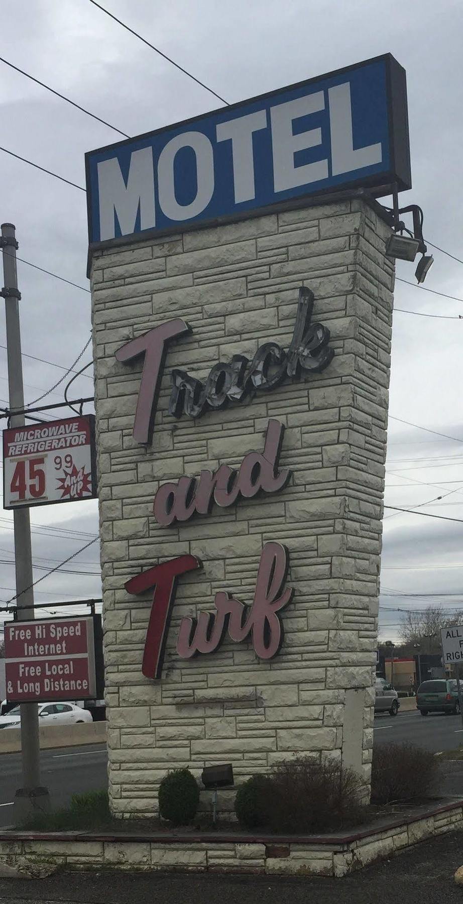Track & Turf Motel マウント・ローレル エクステリア 写真