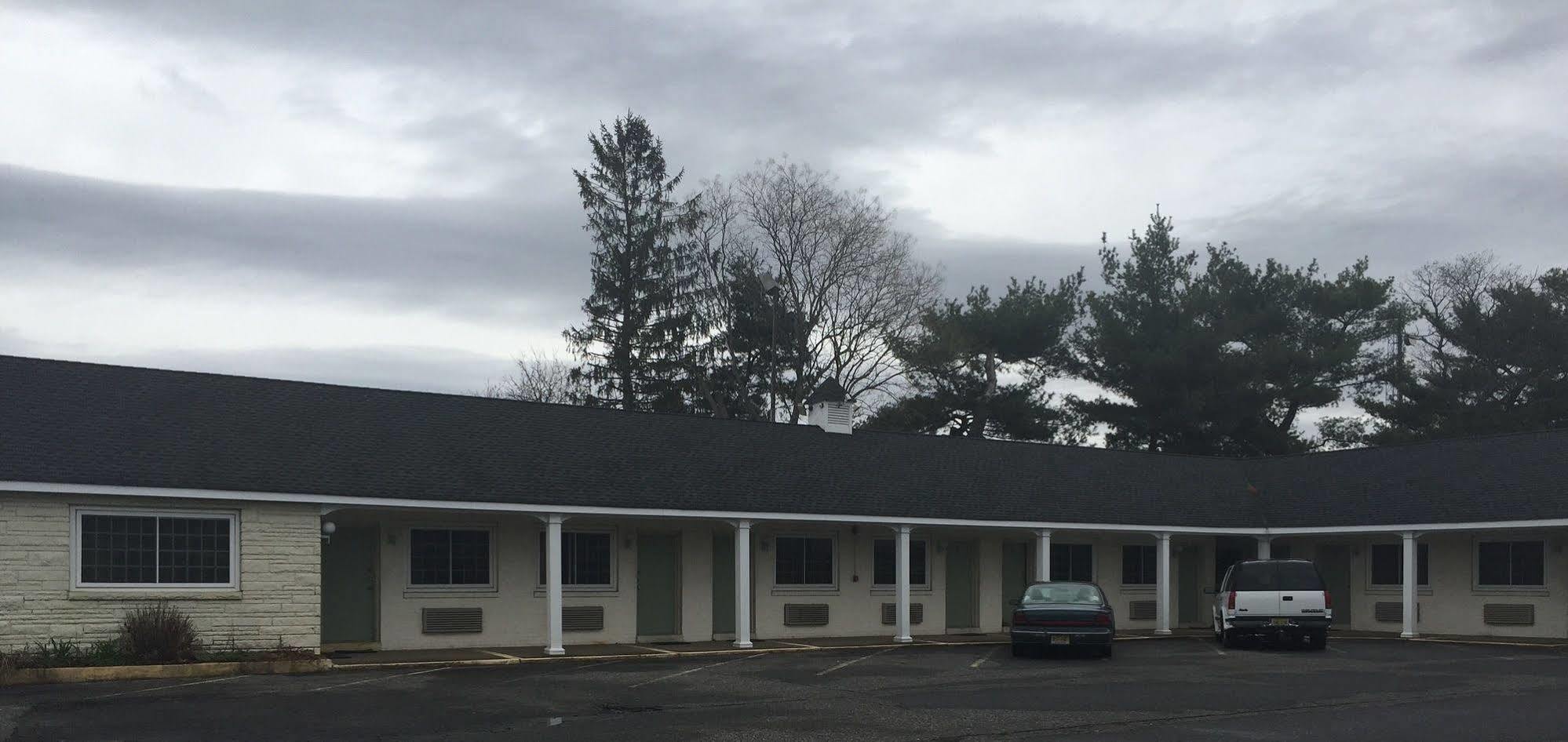 Track & Turf Motel マウント・ローレル エクステリア 写真