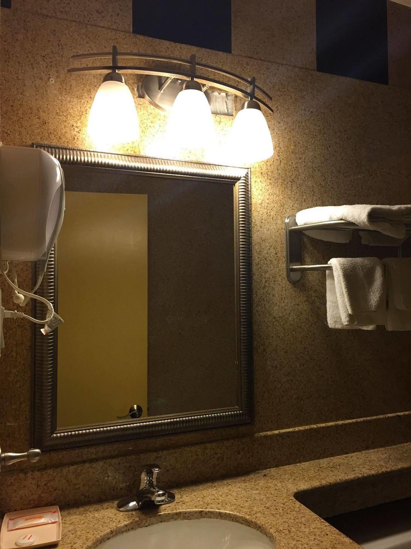 Track & Turf Motel マウント・ローレル エクステリア 写真