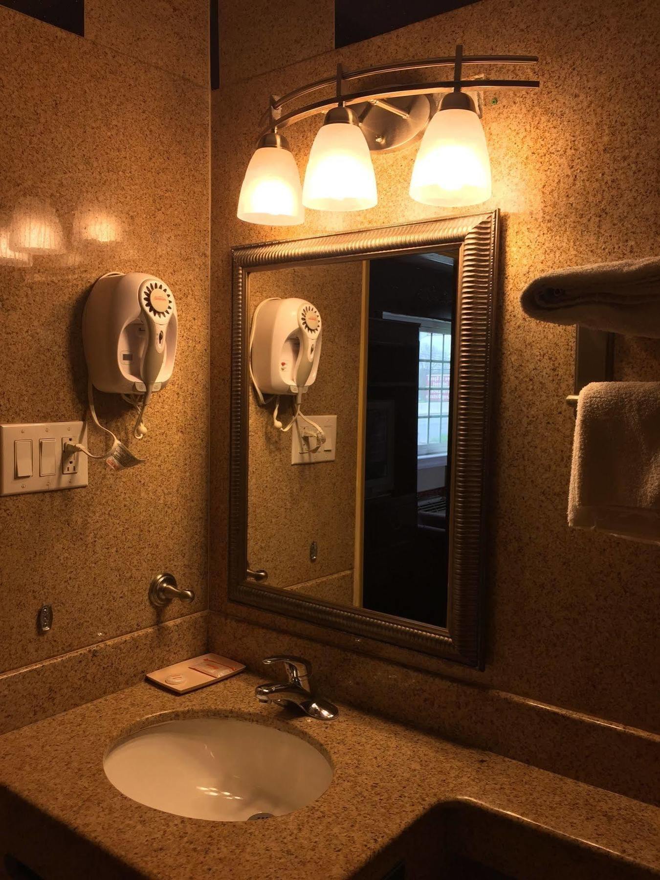 Track & Turf Motel マウント・ローレル エクステリア 写真